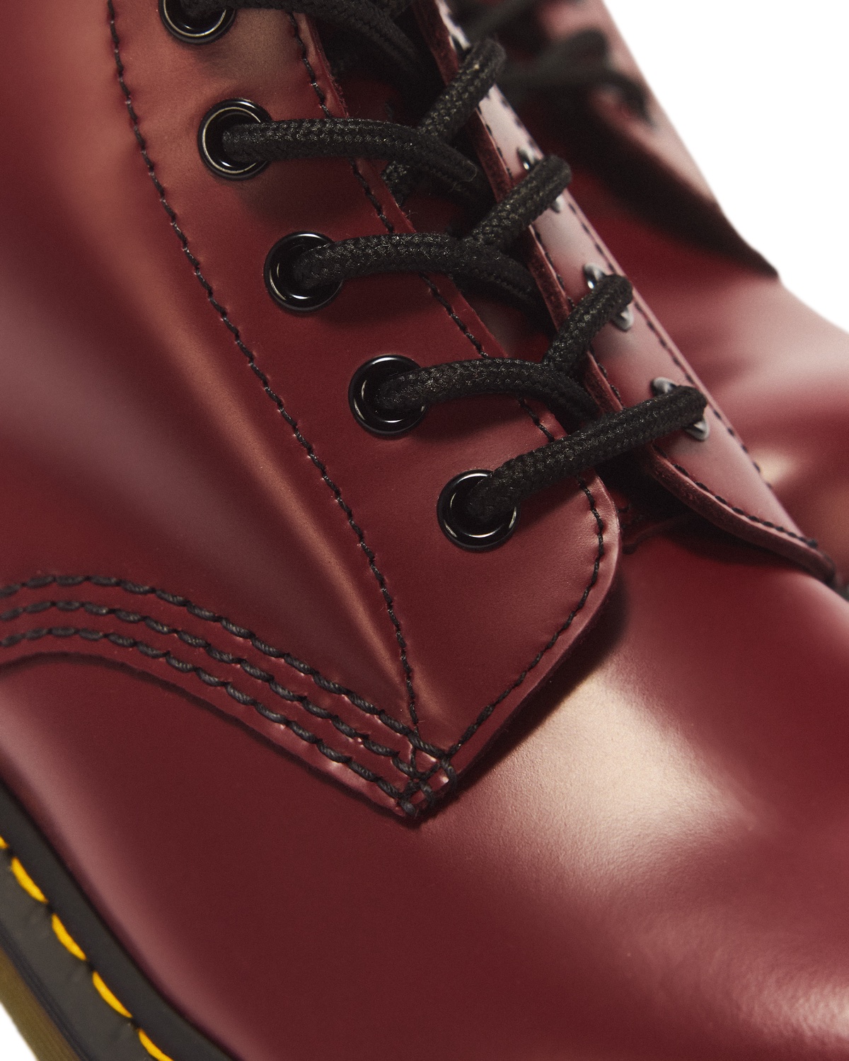 Dr. Martens 1460 vista posteriore con iconica fettuccia AirWair With Bouncing Soles con scritta gialla su nero