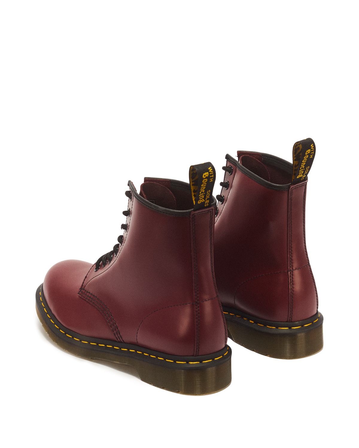 Dettaglio pelle Smooth Rosso Ciliegia Cherry Red con cucitura gialla purissima sul guardolo Goodyear