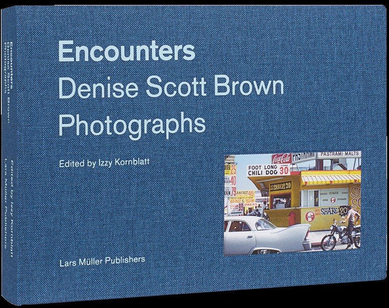 Copertina cartonata in tela del volume fotografico Encounters di Denise Scott Brown edito da Lars Müller Publishers