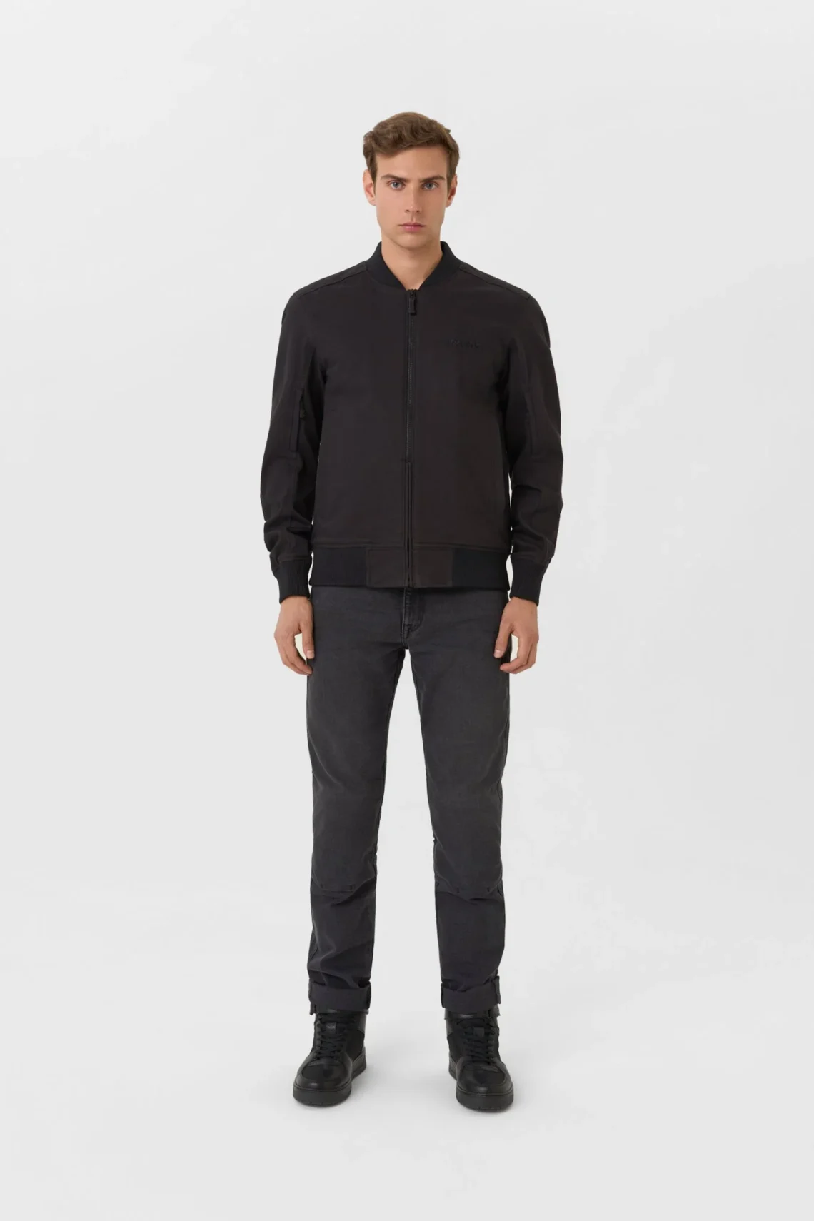 Outfit streetwear contemporaneo con giacca bomber VENTURA e pantaloni cargo DESERT di Pando Moto