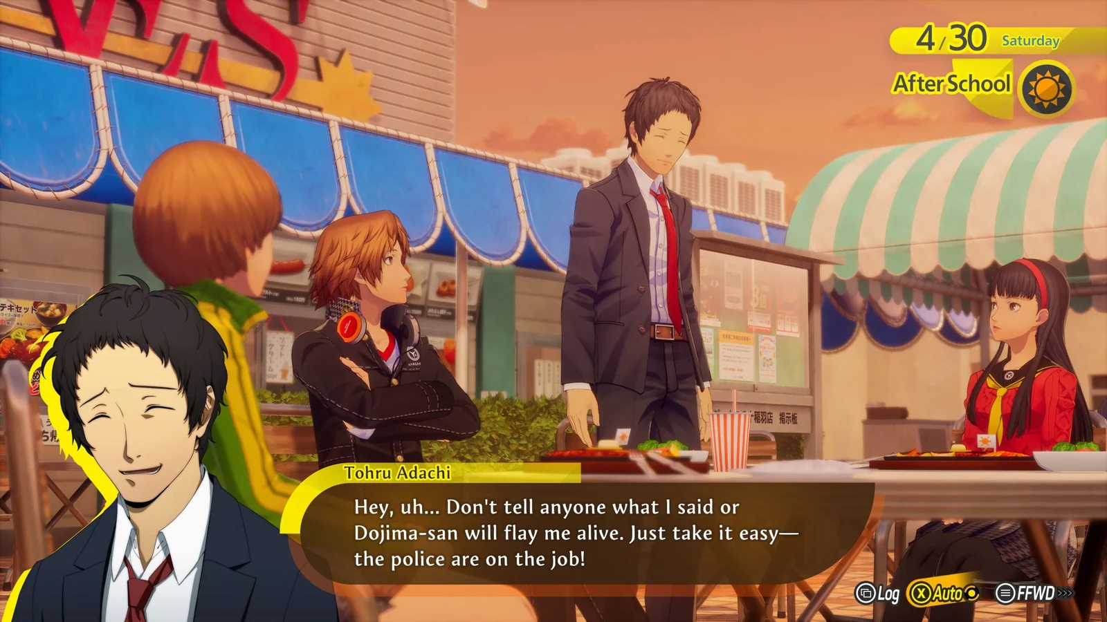 Tohru Adachi in camicia e cravatta per strada a Inaba mentre parla con il protagonista
