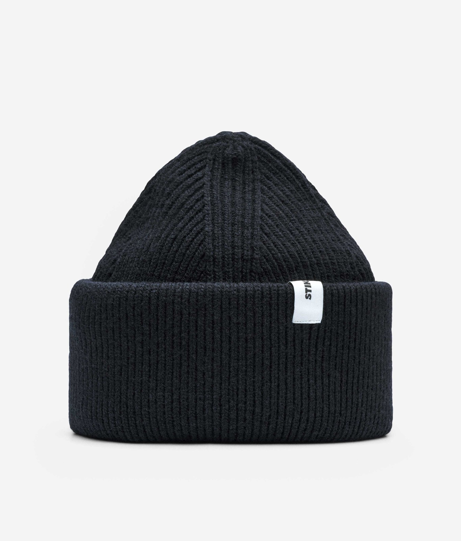 Vista frontale del berretto Stiksen Beanie 01 in 100% lana merino nera a costine con risvolto doppio