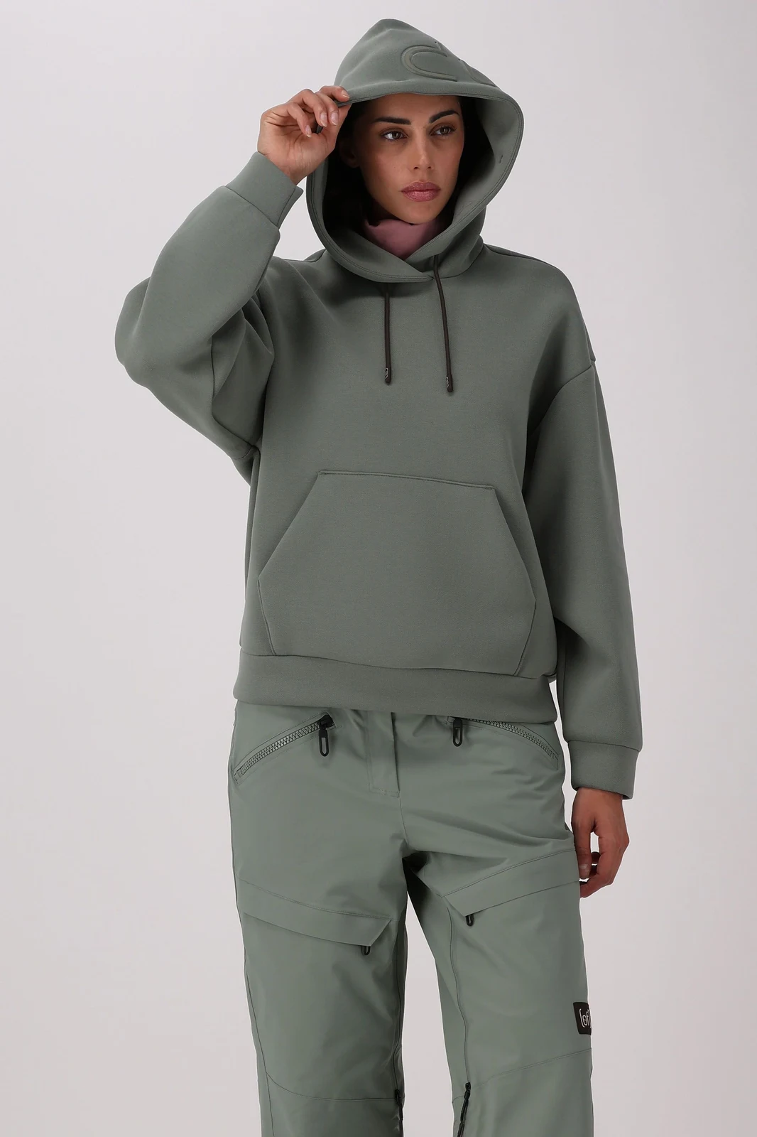 Styling contemporaneo della felpa CMP Moving F620 salvia timo in contesto streetwear