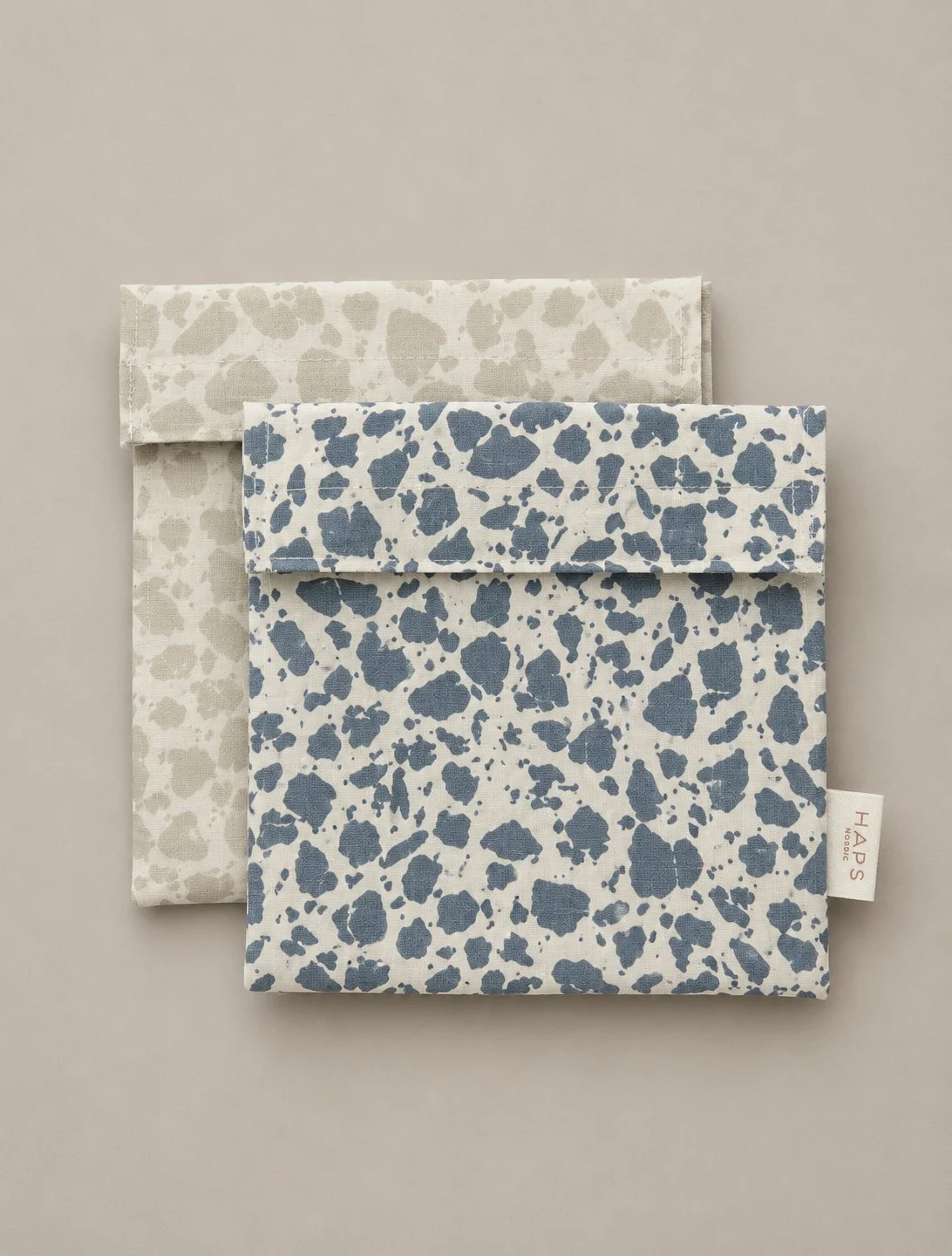 I due sacchetti riutilizzabili per sandwich in 100% cotone biologico GOTS con motivo grafico Winter Terrazzo