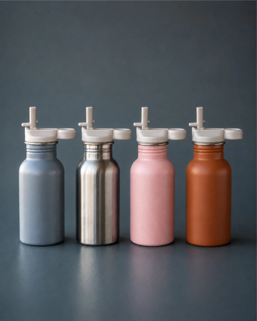 Dettaglio ravvicinato della maniglia ad anello ergonomica e della finitura opaca della Strawlid Bottle HAPS Nordic
