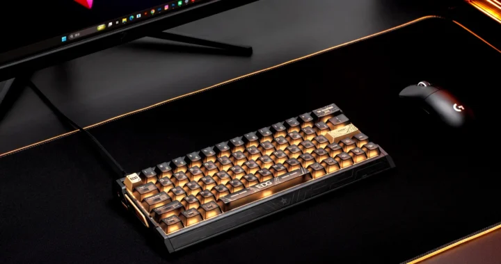 IQUNIX EV63 EDG Edition tastiera meccanica magnetica con retroilluminazione dorata su postazione da gaming