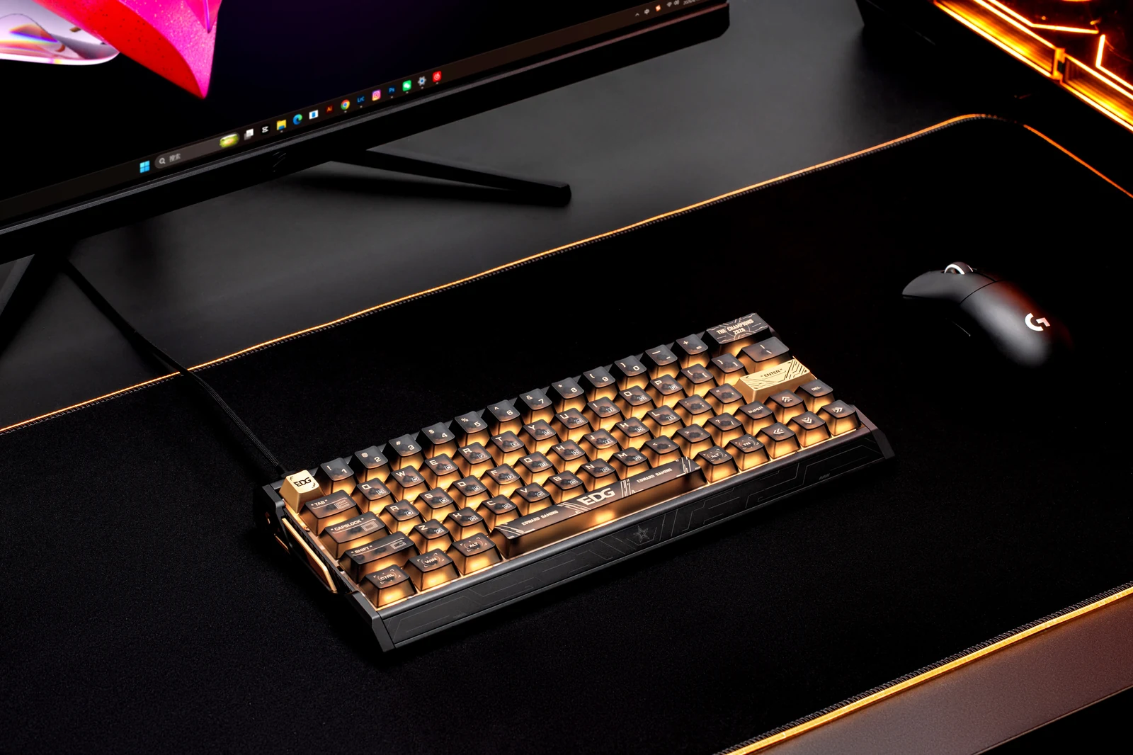 IQUNIX EV63 EDG Edition tastiera meccanica magnetica con retroilluminazione dorata su postazione da gaming