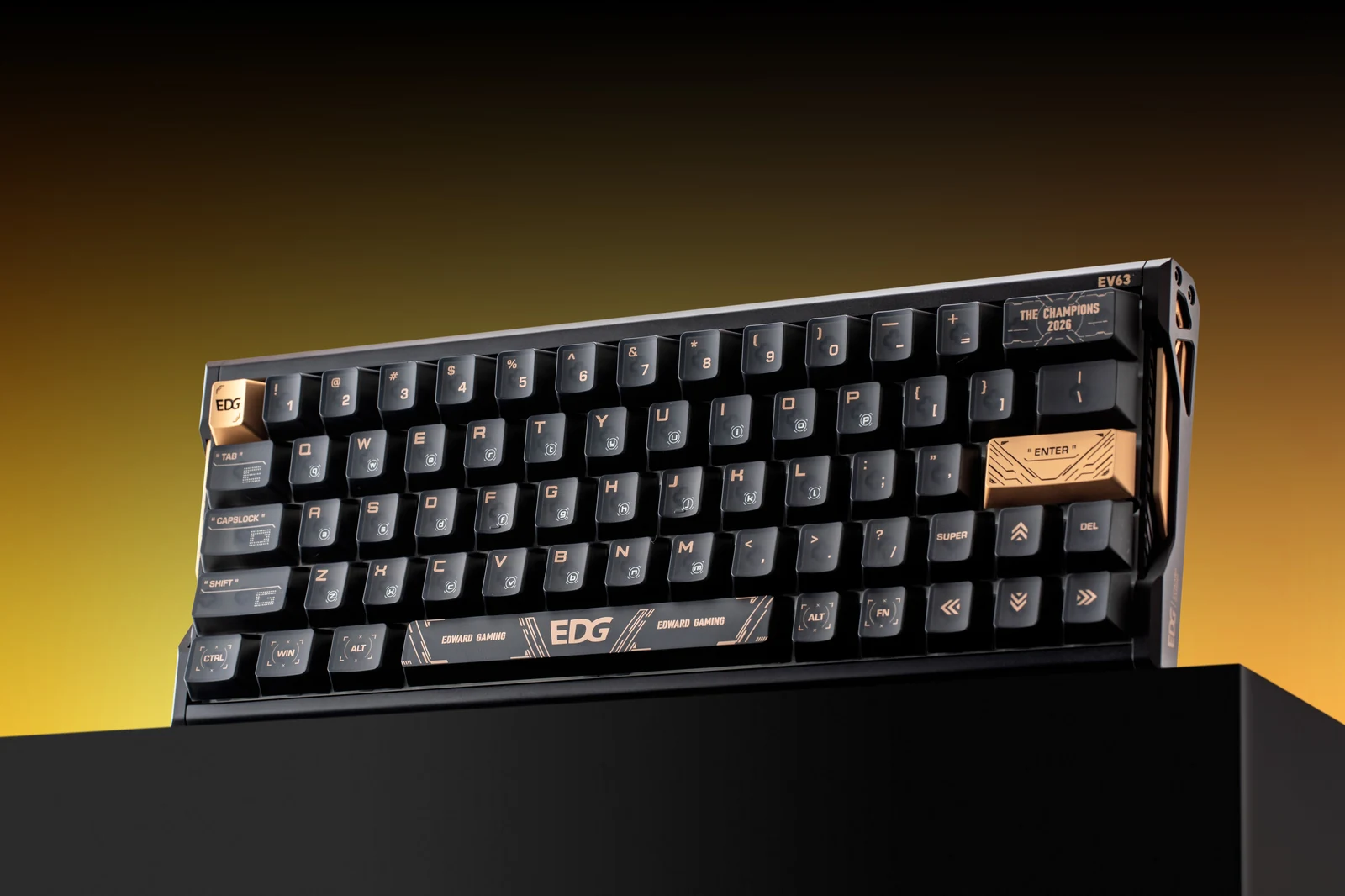 IQUNIX EV63 EDG Edition vista frontale studio con keycap dorati