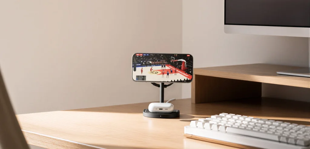 KUXIU X85 Turbo posizionato sulla scrivania di design mentre ricarica iPhone in modalità StandBy, Apple Watch e AirPods