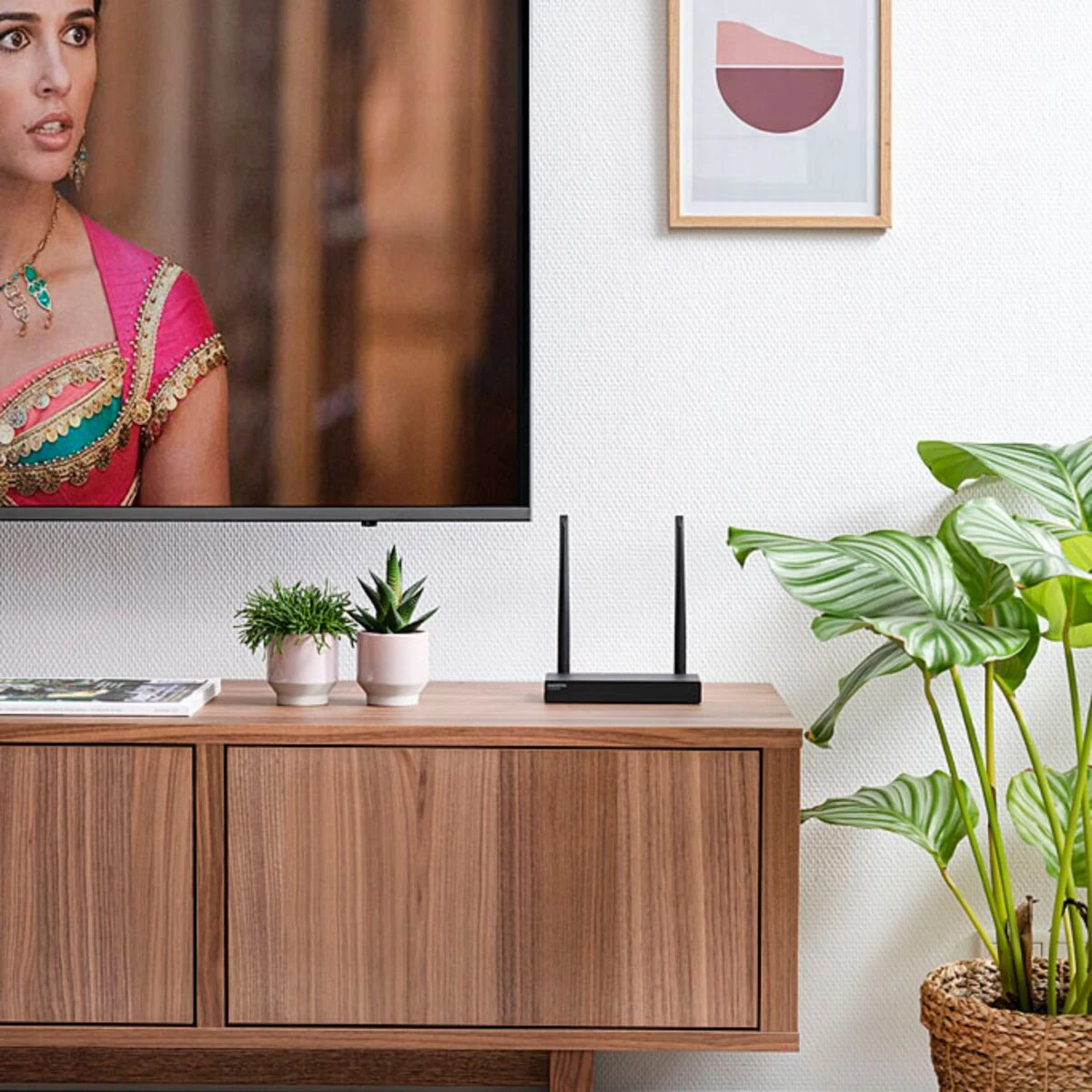 Televisore in camera da letto che riproduce contenuti in 4K ricevuti in wireless dal salotto