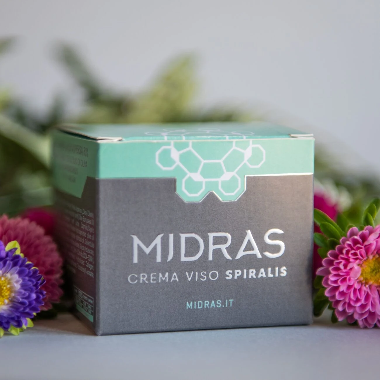 Texture morbida e nutriente della crema viso Spiralis nel vasetto aperto