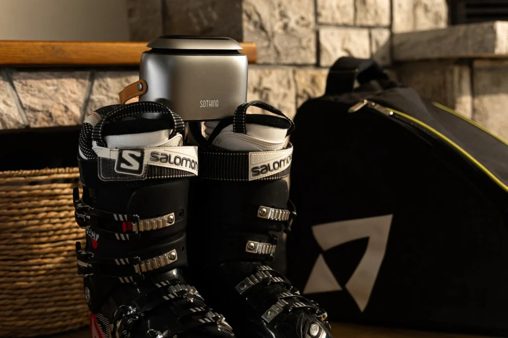 SOTHING Ultra Boot & Shoe Dryer in funzione sul pavimento con i due condotti flessibili inseriti nelle calzature sportive