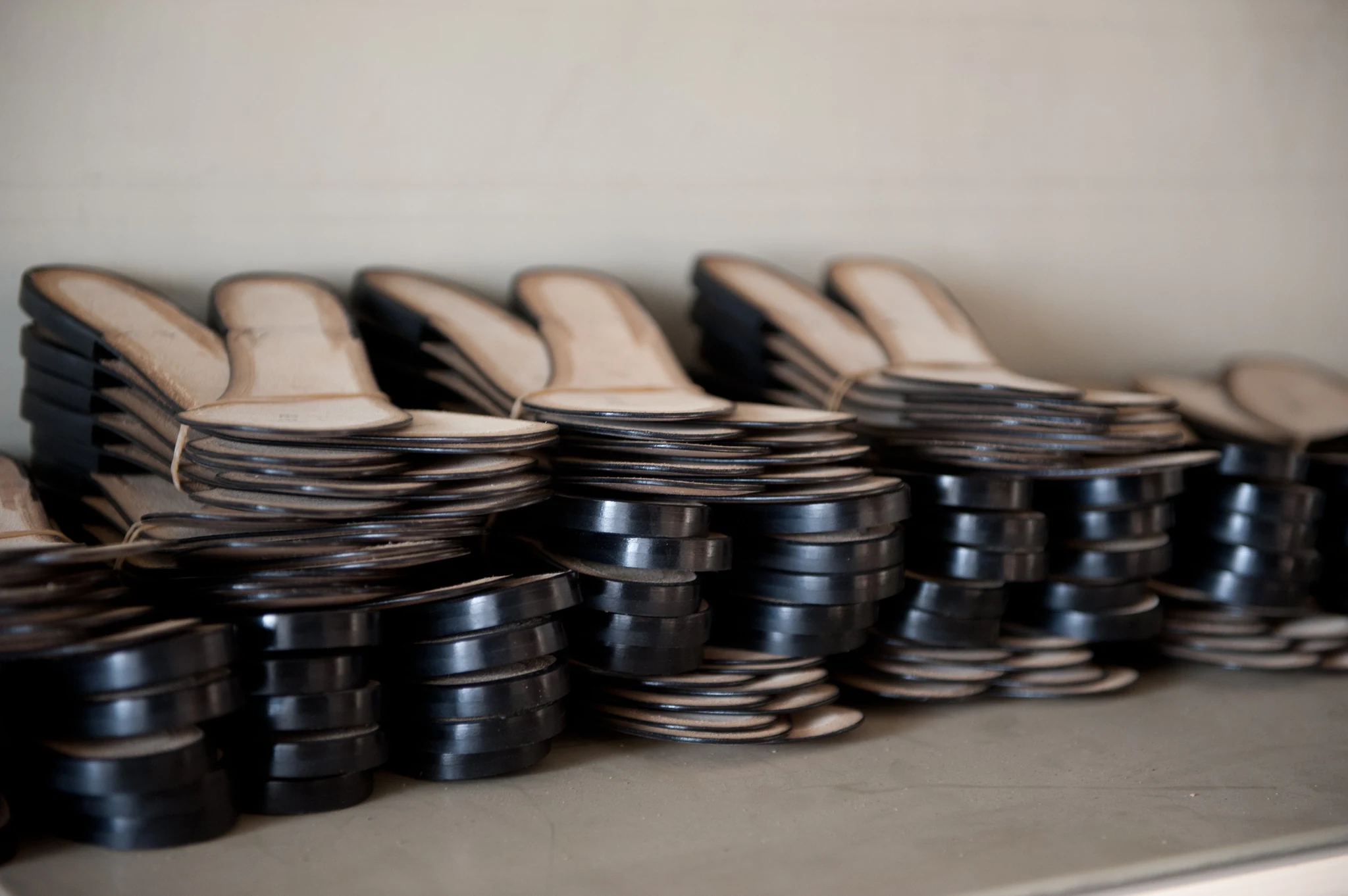 Collezione di ballerine artigianali Spelta Milano pronte per il confezionamento nella caratteristica pochette in raso