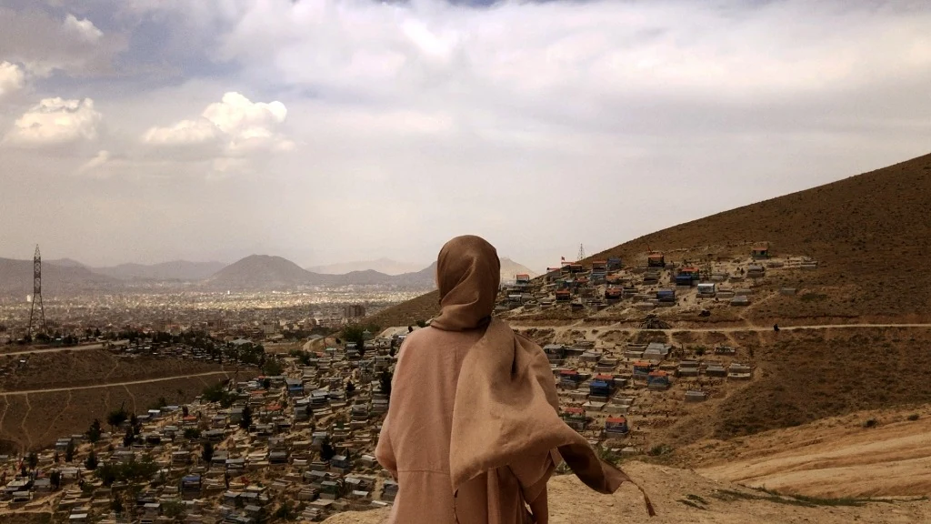 Protagonista di The Secret Reading Club of Kabul di spalle che osserva la città di Kabul