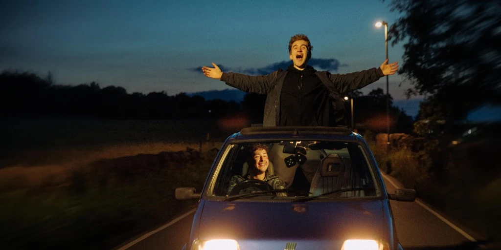 I protagonisti Frankie e Taylor nell'auto in corsa nel film The State of Us