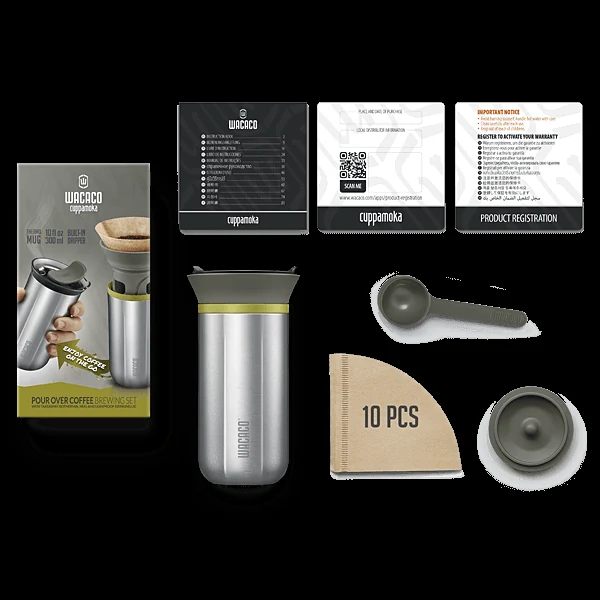 Dripper conico a 60 gradi sollevato e bloccato in posizione di estrazione sopra la tazza Cuppamoka