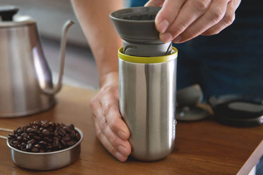 Wacaco Cuppamoka sigillata con il coperchio ermetico da asporto durante una passeggiata