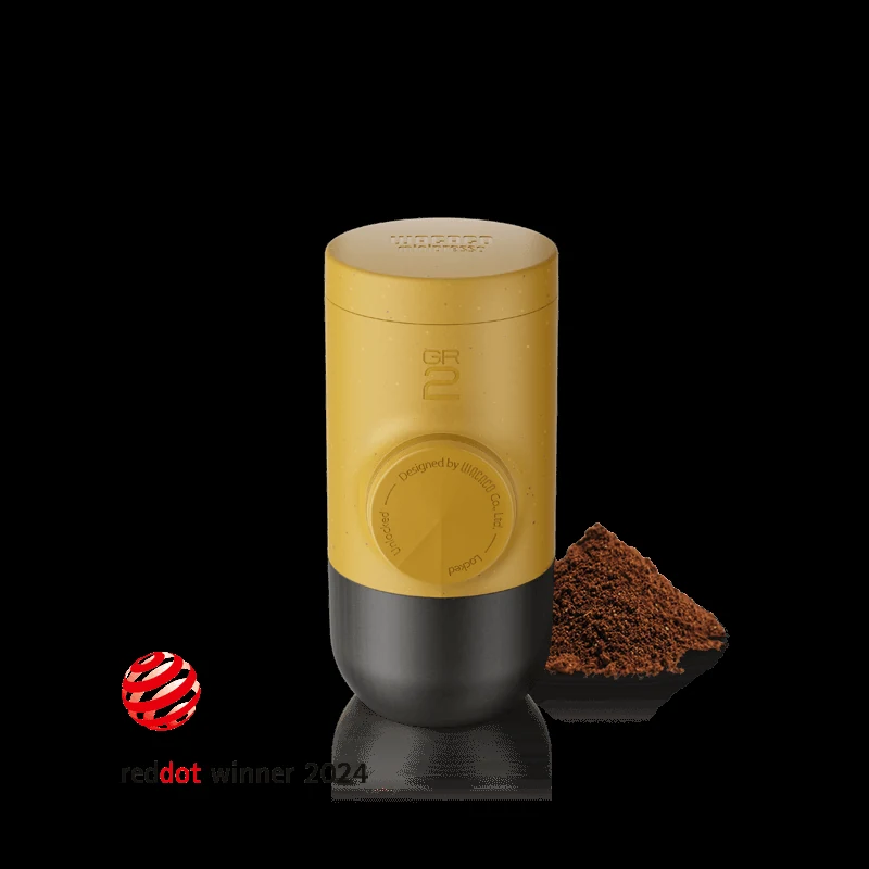 Macchina espresso portatile Wacaco Minipresso GR2 nella vistosa livrea Yellow Golden Ochre su fondo bianco